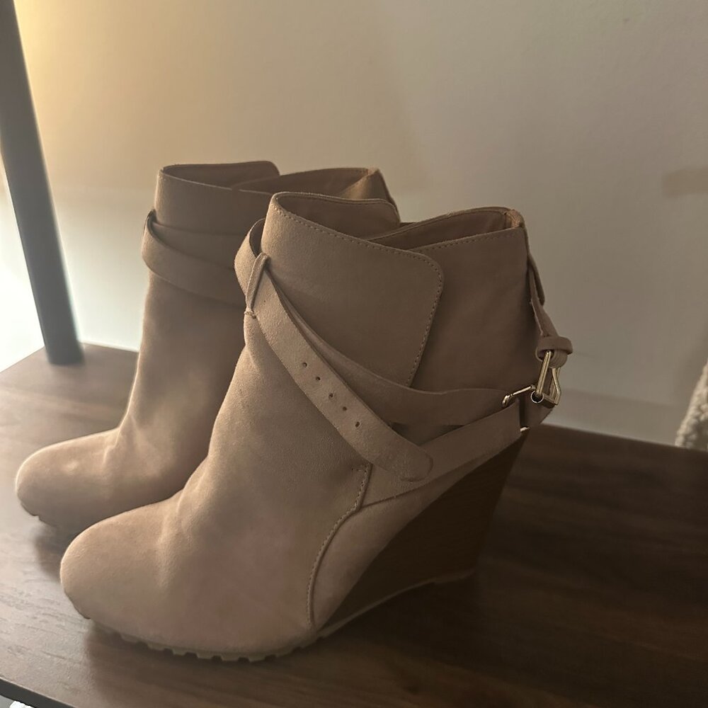Shoe Dazzle Size 9 Beige Ankle Booties